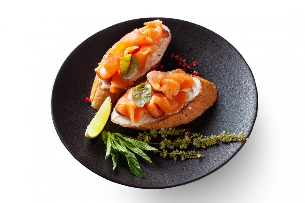 Брускетта с сёмгой слабосолёной