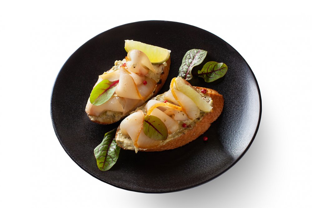 Брускетта с масляной рыбой и лаймом