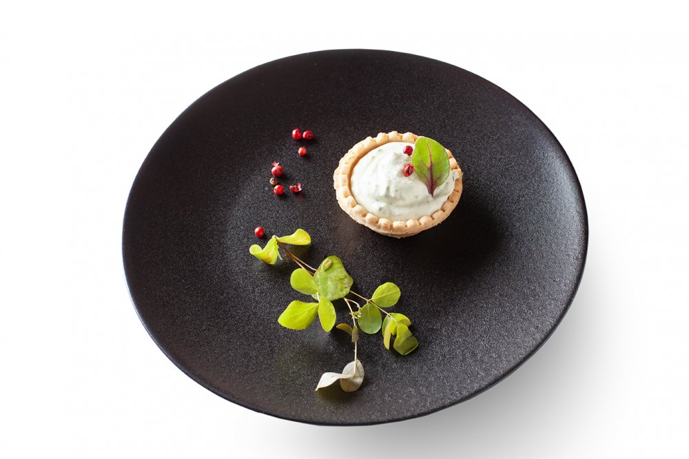 Тарталетки с творожным сыром и огурцом