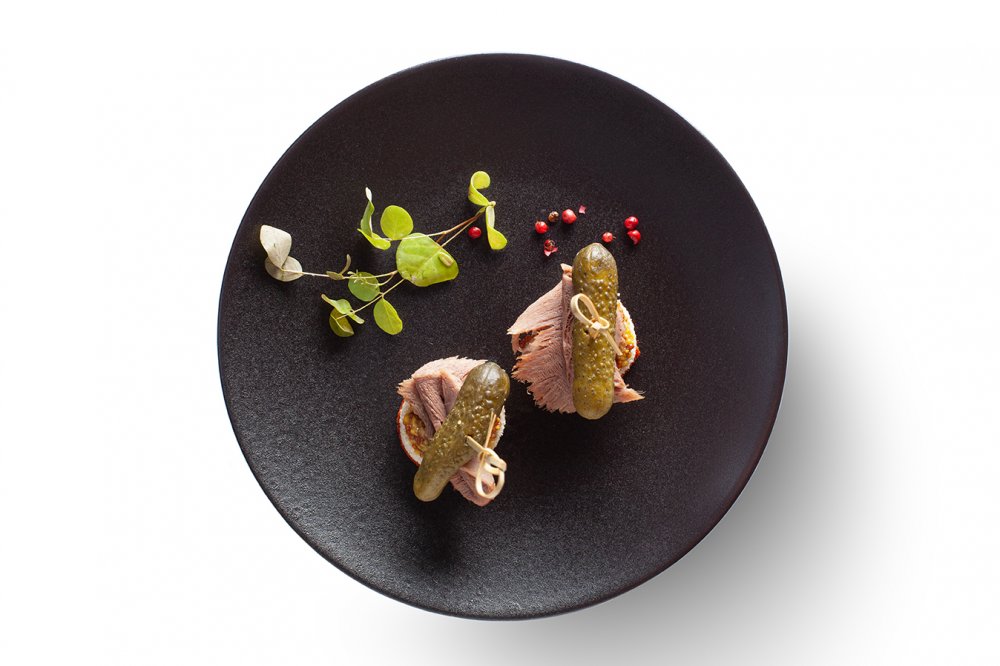 Тапас (мини-закуски) с языком, корнишоном и зернистой горчицей