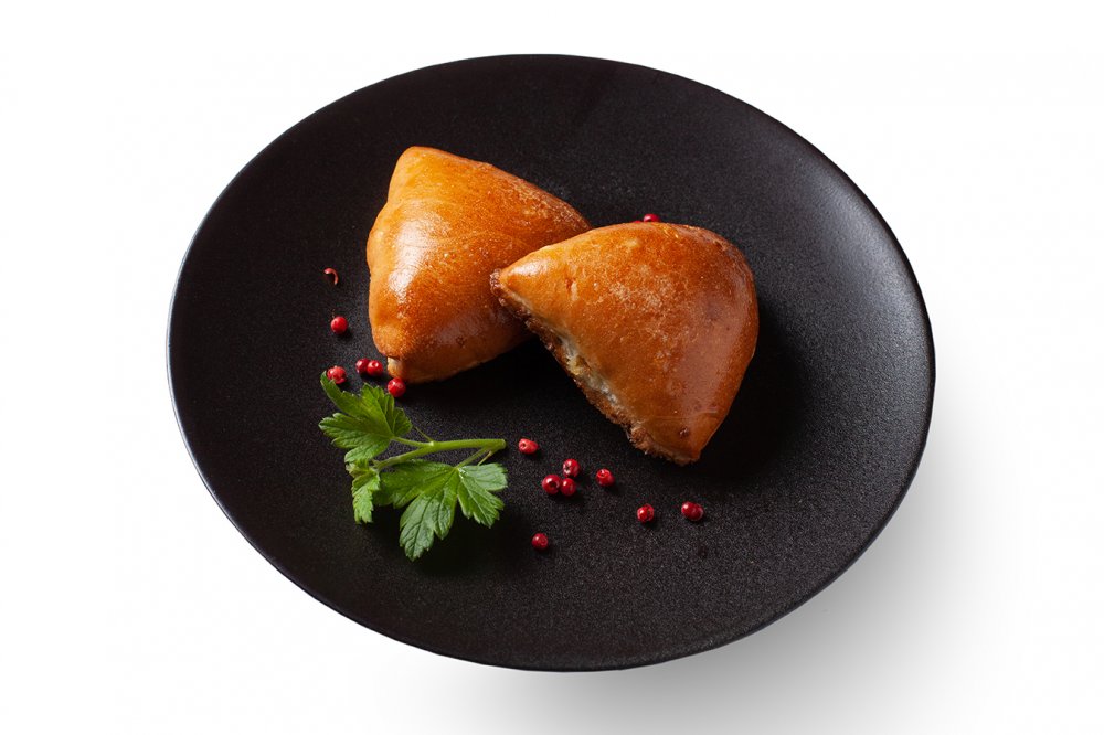 Пирожок печёные сдобный с зелёным луком и яйцом