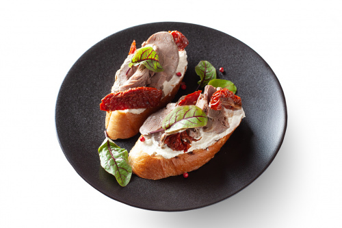 Брускетта с бужениной и вялеными томатами